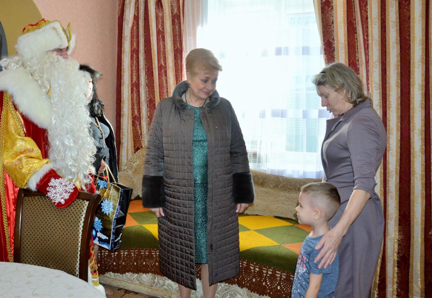 В Белокалитвинском районе поздравили в наступающим Новым 2024 годом семьи героев-участников СВО