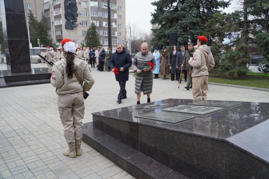 Возложение цветов к Братской могиле: Вечная память защитникам Отечества