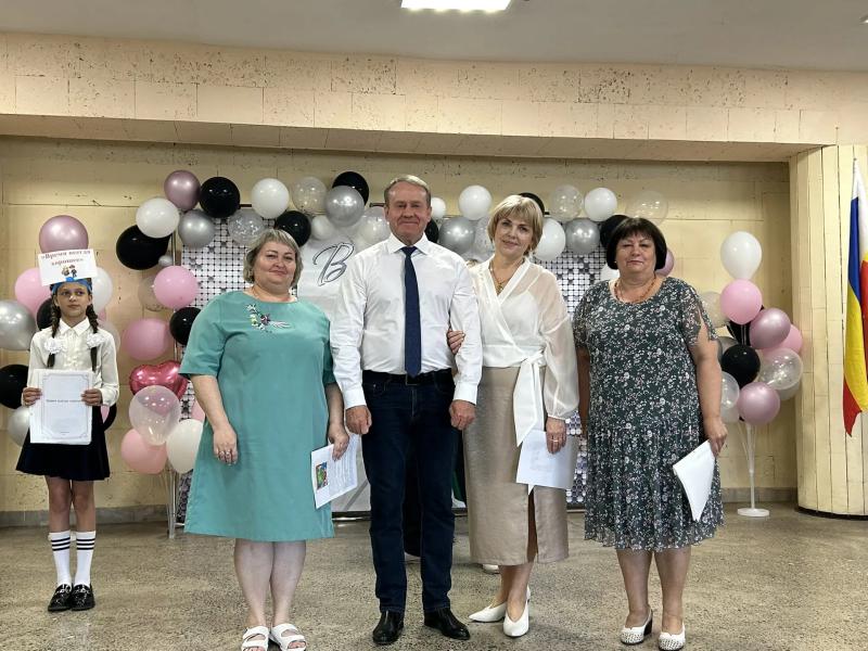 Председатель Собрания депутатов Сергей Харченко принял участие в торжественных линейках, посвященных празднику «Последний звонок»