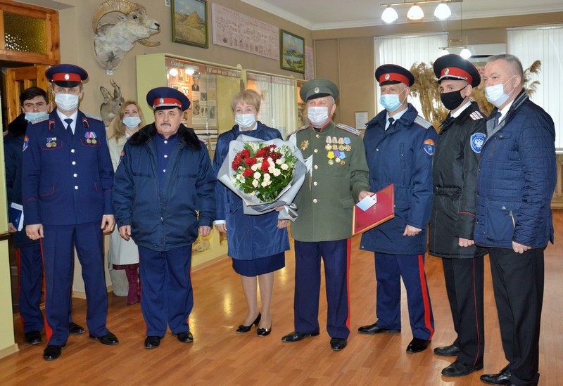 Глава Администрации района Ольга Мельникова поздравила с юбилеем Николая Брицына- войскового старшину Усть-Белокалитвинского казачьего юрта
