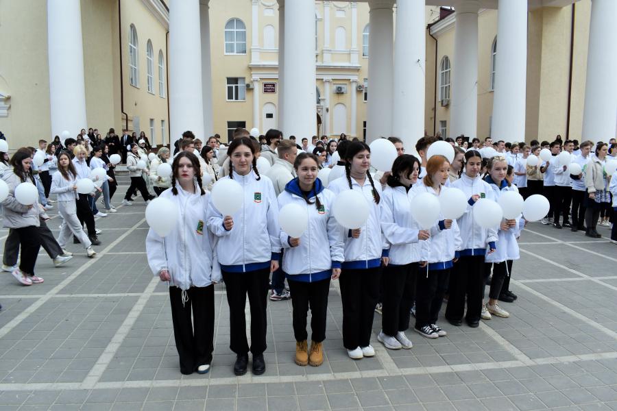 Масштабный флешмоб дал старт автопробегу, посвященному  100-летию Белокалитвинского района