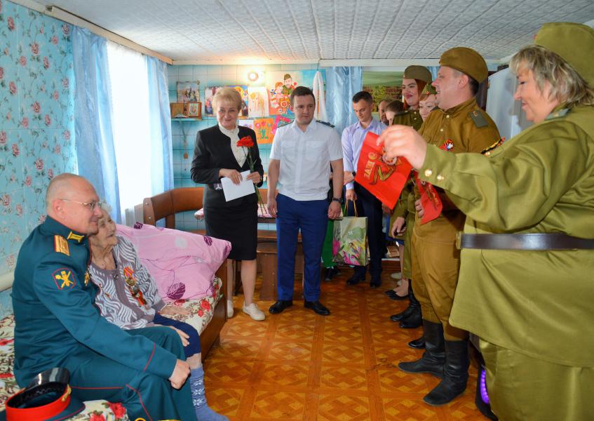 В преддверии 79-й годовщины Победы глава Ольга Мельникова поздравила ветеранов Великой Отечественной войны 