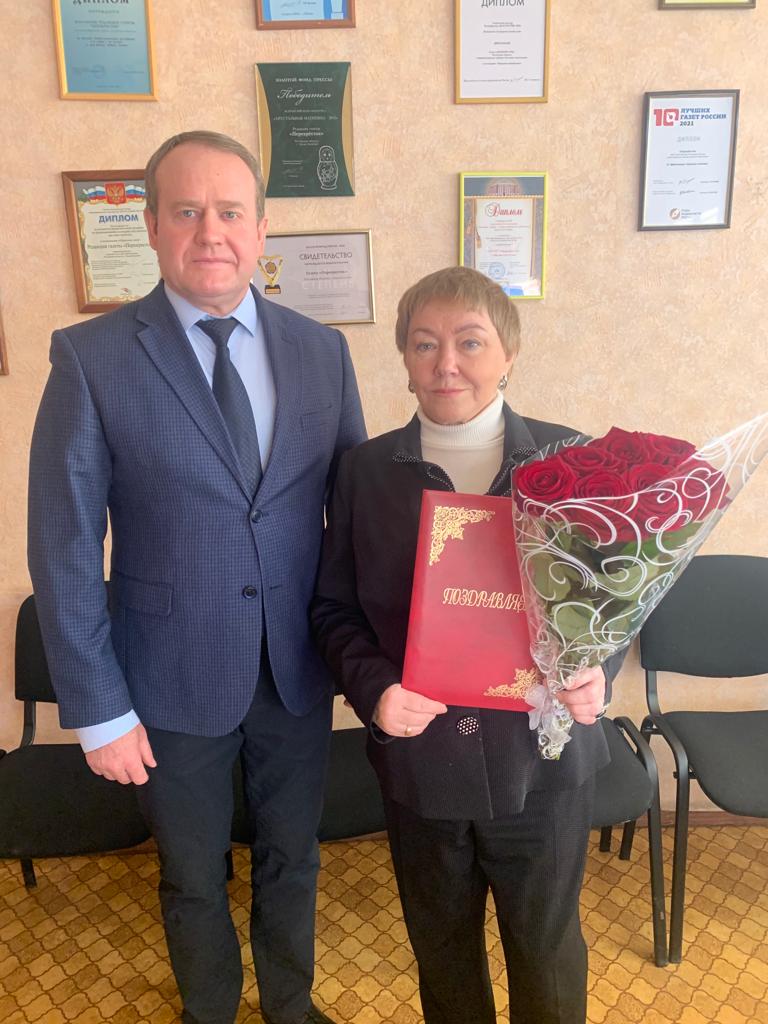 Председатель Собрания депутатов Сергей Харченко от имени депутатов поздравил главного редактора Светлану Алипову, коллектив, а также ветеранов Белокалитвинской общественно-политической газеты «Перекресток» с профессиональным праздником