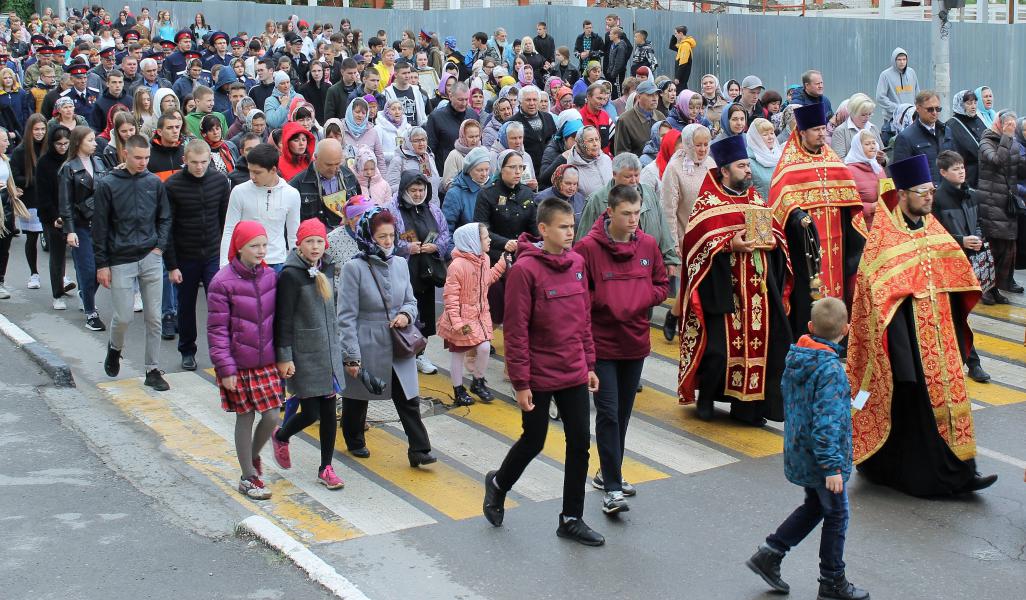 Глава Администрации района Ольга Мельникова и белокалитвинцы прошли крестным ходом по улицам Белой Калитвы