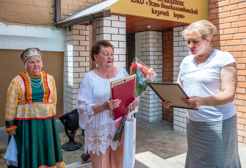 Глава Администрации района Ольга Мельникова поздравила с юбилеем почетную казачку - Александру Тихоновну Попову 