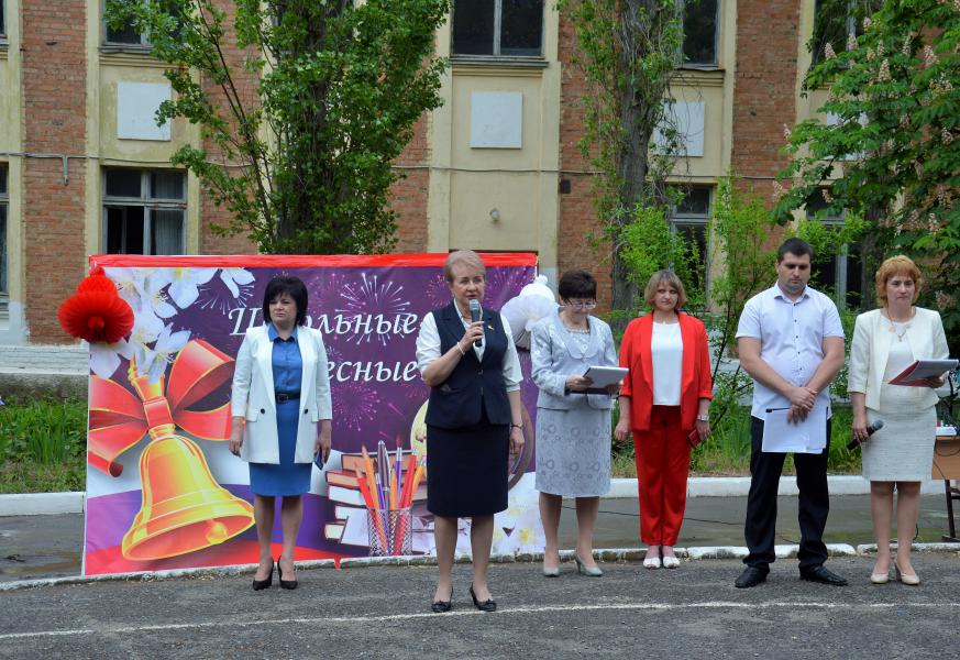 До свидания, школа: глава Администрации Белокалитвинского района Ольга Мельникова поздравила выпускников с «последним звонком»