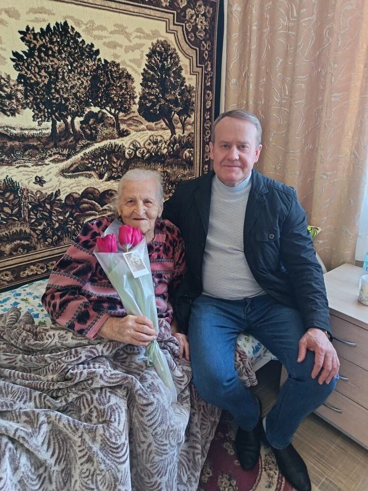 8 марта председатель Собрания депутатов Сергей Харченко посетил и поздравил с Международным женским днем ветерана Великой Отечественной войны Хрущ Татьяну Сергеевну