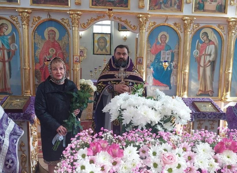 Ольга Мельникова вместе с прихожанами храма в честь Державной иконы Божией Матери приняла участие в юбилейном праздничном богослужении