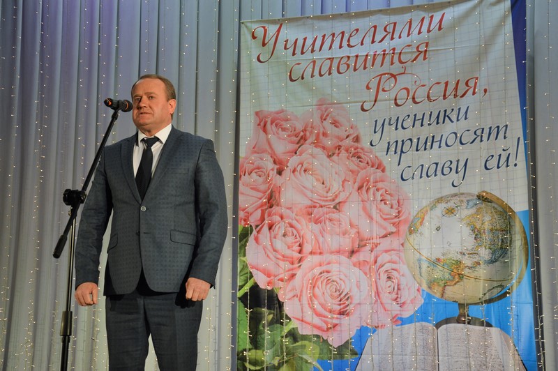 Председатель Собрания депутатов поздравил с профессиональным праздником учителей Белокалитвинского района