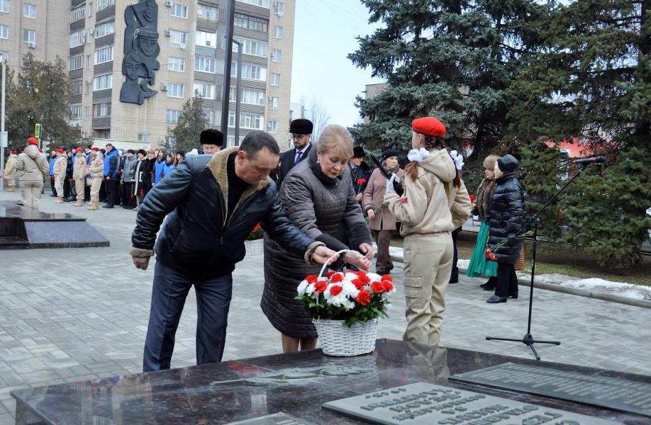 Белокалитвинцы возложили цветы к памятным мемориалам