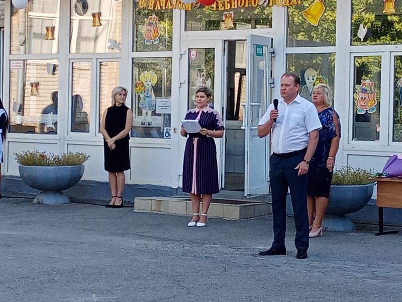 Председатель Собрания депутатов поздравил с Днем знаний