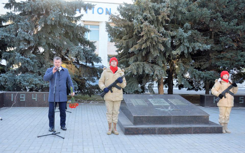 Белокалитвинцы возложили цветы  к мемориалу «Безымянному солдату»