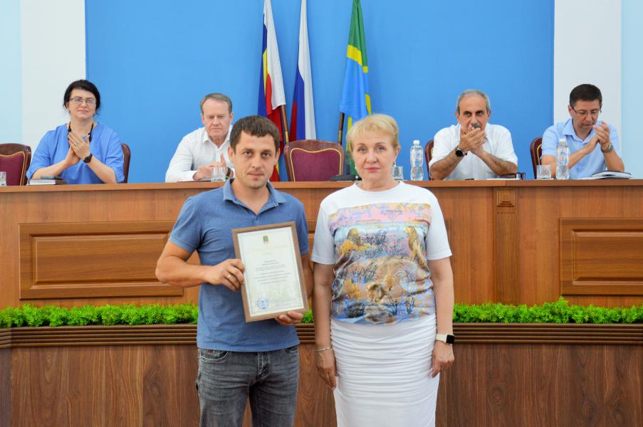 На расширенном планерном совещании Ольга Мельникова вручила награды белокалитвинцам за оказание помощи во время тушения лесного пожара