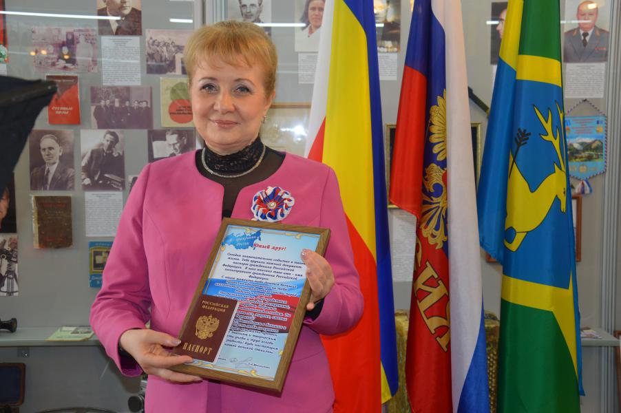 Глава Администрации района Ольга Мельникова поздравляет белокалитвинцев с Днем России