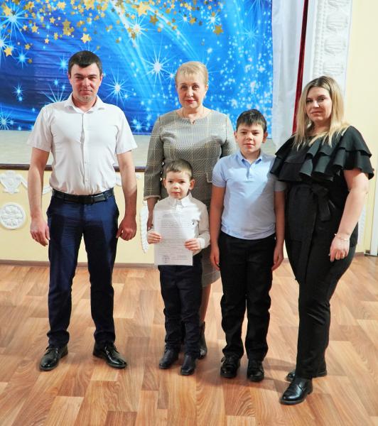 В Белокалитвинском районе вручили жилищные сертификаты молодым семьям