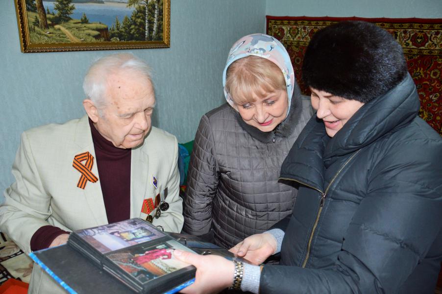 Глава Администрации района Ольга Мельникова поздравила ветеранов с 81-й годовщиной освобождения Белой Калитвы от немецко-фашистских захватчиков
