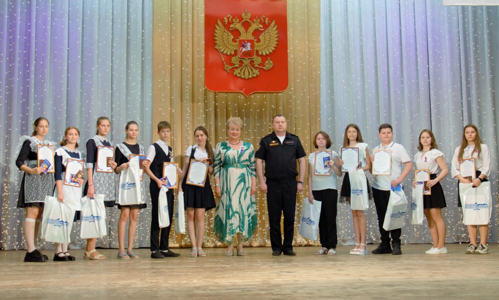 Глава Администрации района Ольга Мельникова в торжественной обстановке вручила паспорта юным белокалитвинцам