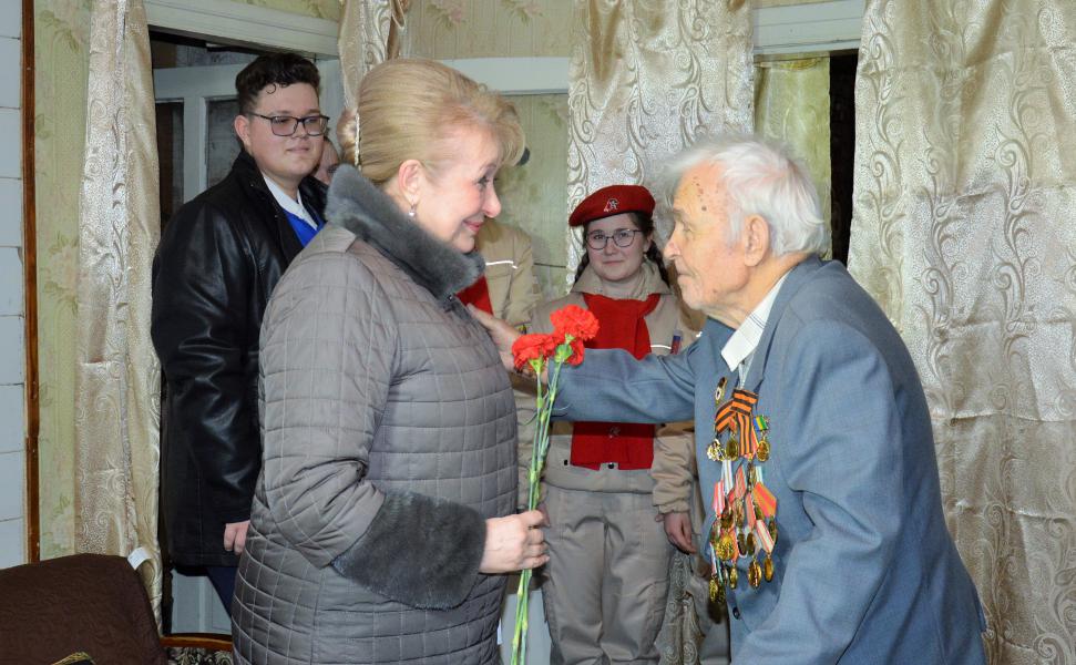  Глава Администрации района Ольга Мельникова поблагодарила ветеранов за проявленные мужество и героизм 