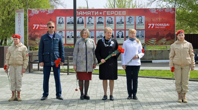 Глава Администрации района Ольга Мельникова и молодое поколение белокалитвинцев возложили цветы к мемориалу «Погибшим за Родину»