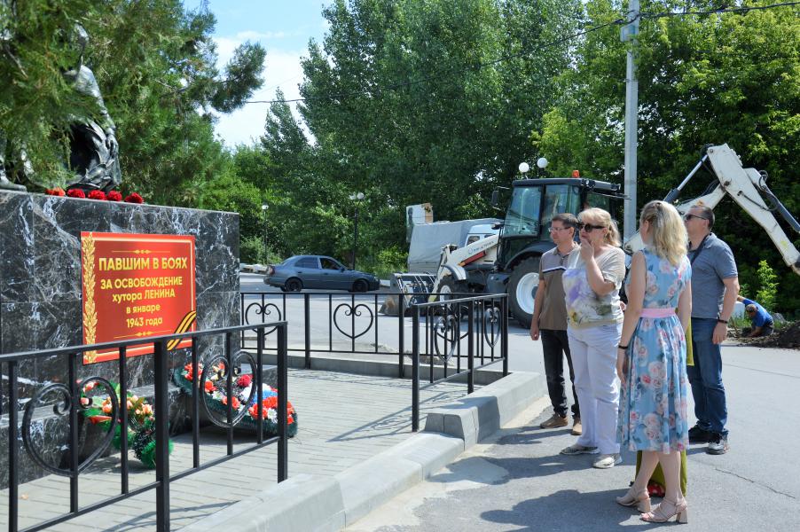 Ольга Мельникова проинспектировала ход работ  по благоустройству памятников воинам Великой Отечественной войны