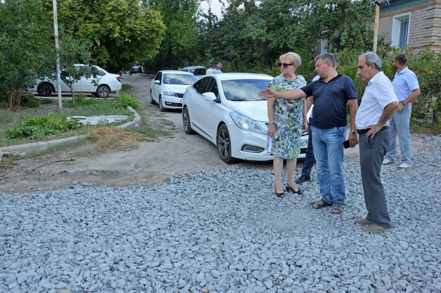 Ольга Мельникова потребовала от подрядной организации увеличить темп выполнения работ по устройству щебеночного покрытия дороги  по улице Набережная